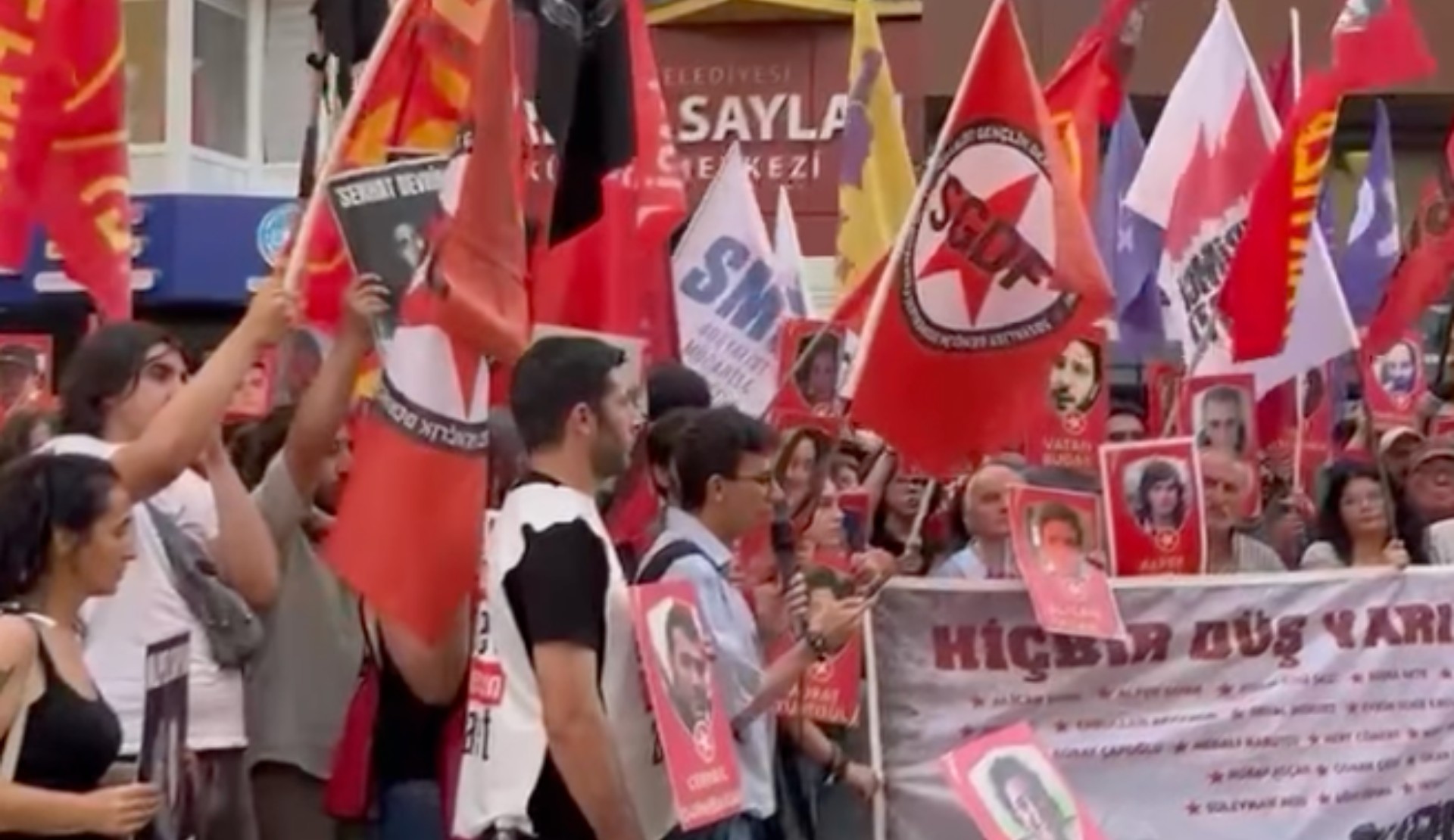 İzmir’de Suruç anması: “Gerçek barış, LGBTİ+'lar ve tüm toplumsal kesimlerin haklarının güvenceye alınmasını gerektirir” | Kaos GL - LGBTİ+ Haber Portalı