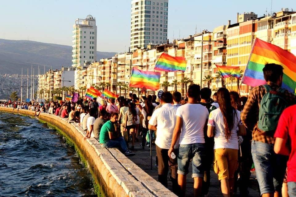 İzmir Valiliği Onur Yürüyüşü demeden Onur Yürüyüşü'nü yasakladı: İzmir’de açık alan etkinlikleri 3 gün süreyle yasaklandı! Kaos GL - LGBTİ+ Haber Portalı