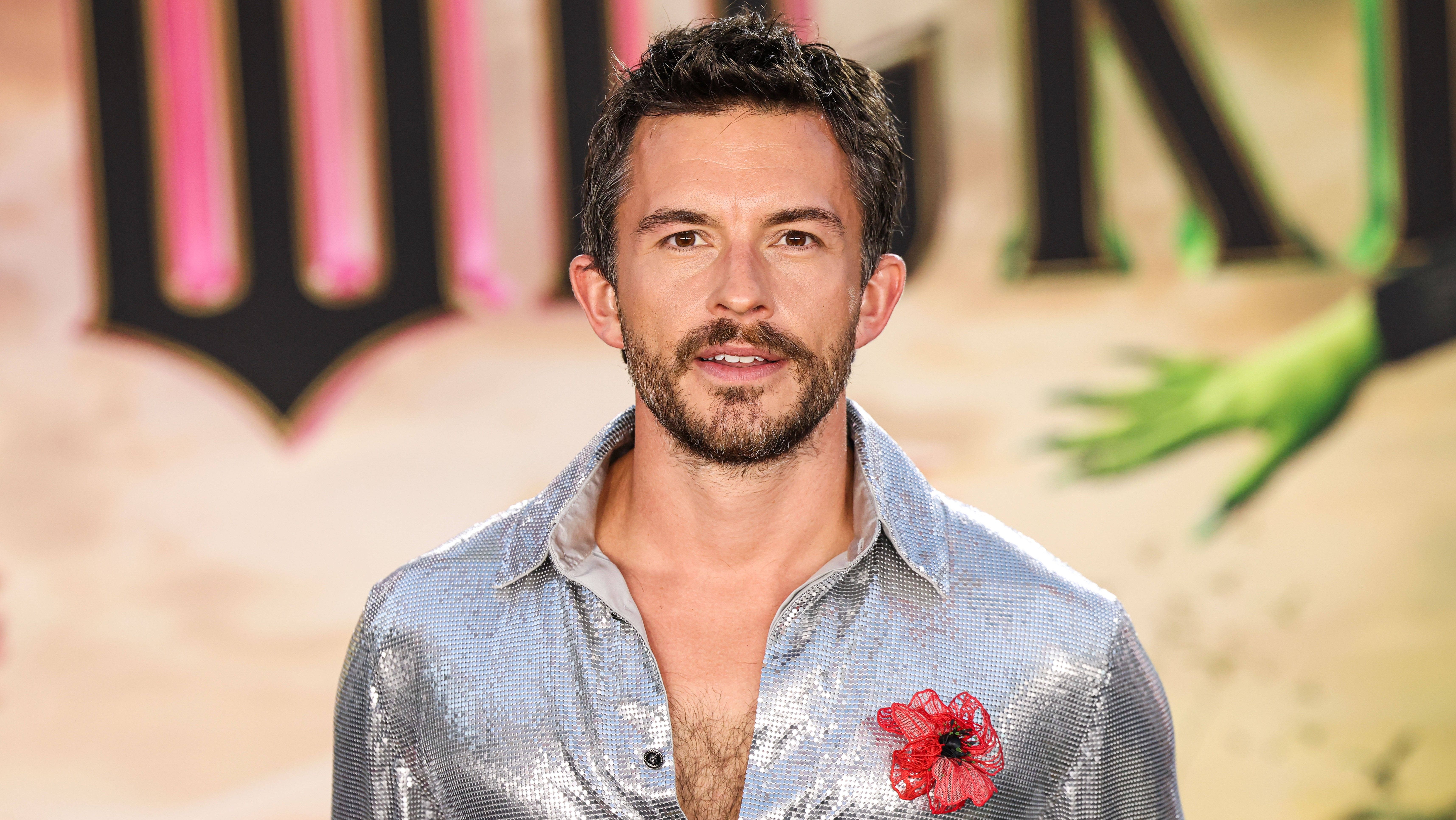 Jonathan Bailey, LGBTİ+ yardım kuruluşlarına odaklanacak: “Şu an dünyada olan bitenler karşısında, gelecek yıl biraz oyunculuğa ara vereceğim” | Kaos GL - LGBTİ+ Haber Portalı Haber