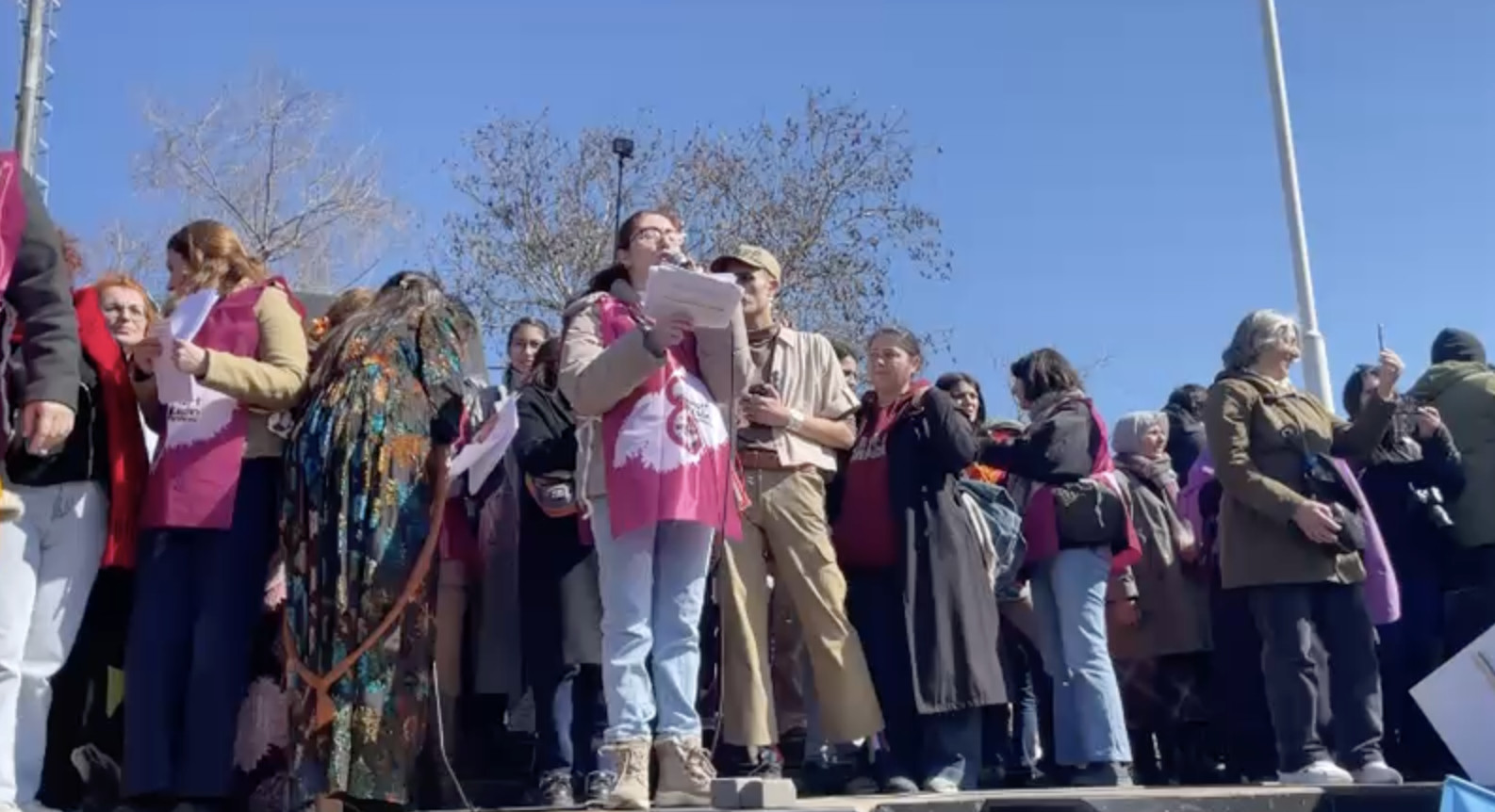 Kadıköy’de 8 Mart yürüyüşünde gökkuşağı pankartına engel, bir LGBTİ+ aktivisti gözaltında! | Kaos GL - LGBTİ+ Haber Portalı