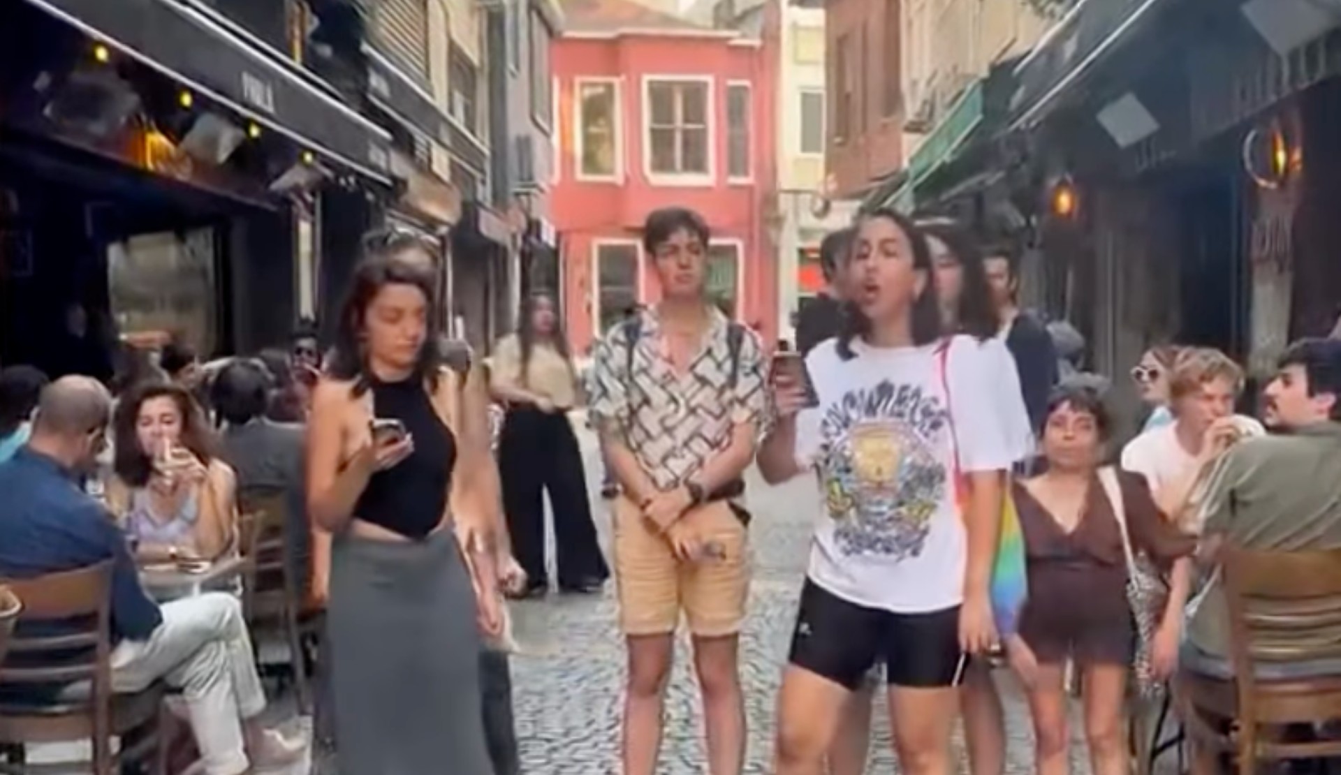 Kadın Savunması, trans öğretmen Zoe Lila için İstanbul’dan seslendi: “Zoe'nin mücadelesi hepimizin mücadelesi olmalı” | Kaos GL - LGBTİ+ Haber Portalı