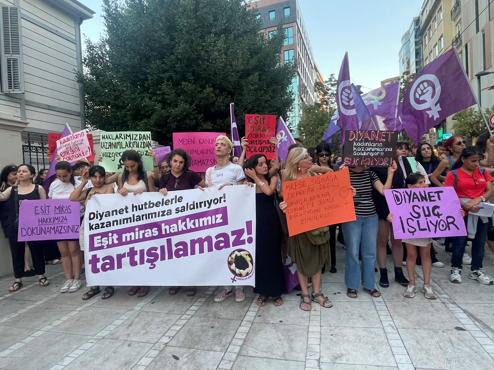 Kadınlar Diyanet’in eşit miras hutbesine ve LGBTİ+ düşmanlığına karşı sokakta! | Kaos GL - LGBTİ+ Haber Portalı Haber