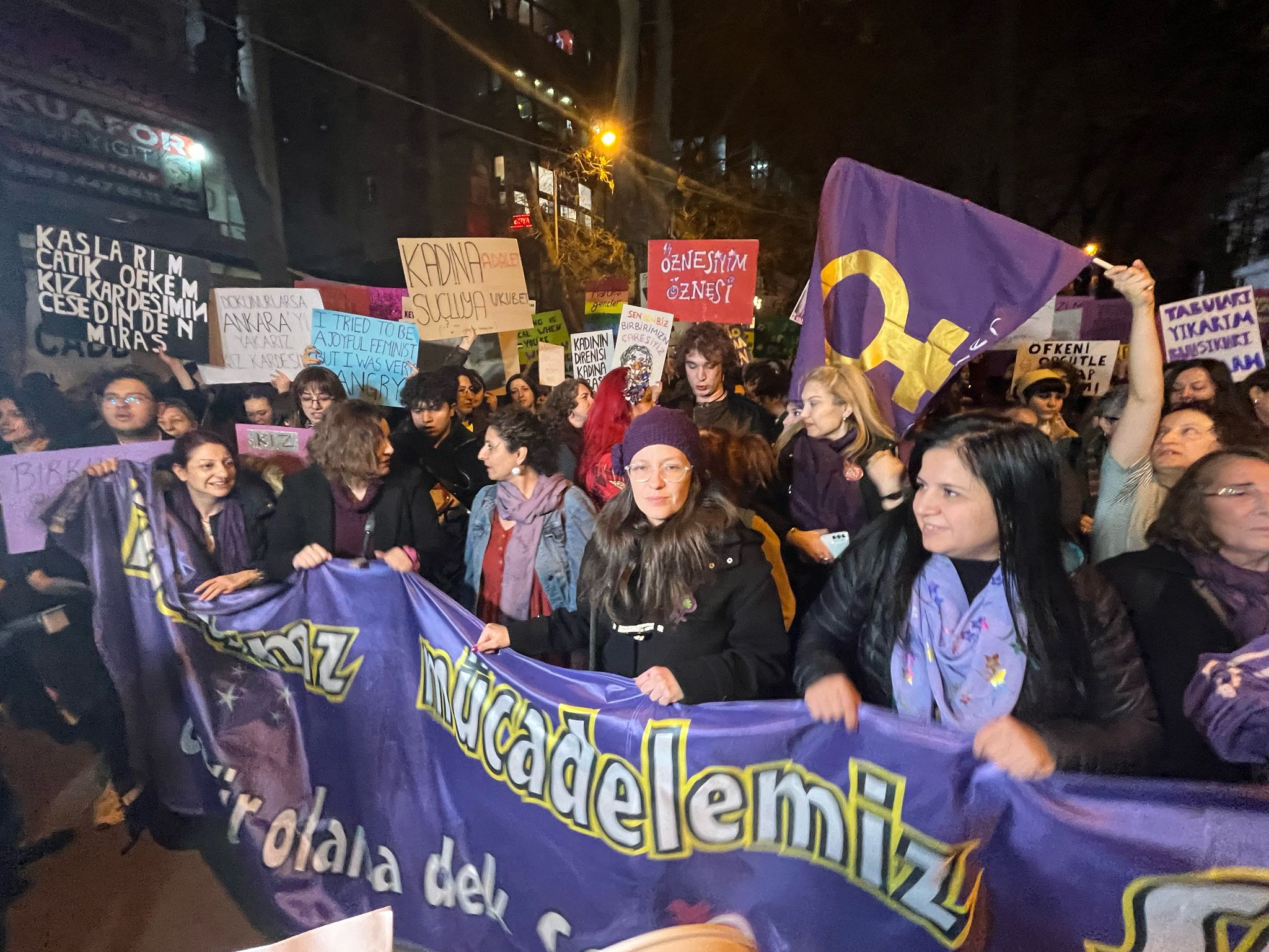 Kadınlar ve LGBTİ+’lar, Ankara Feminist Gece Yürüyüşü’nde: Susmuyoruz, korkmuyoruz, itaat etmiyoruz! | Kaos GL - LGBTİ+ Haber Portalı Haber