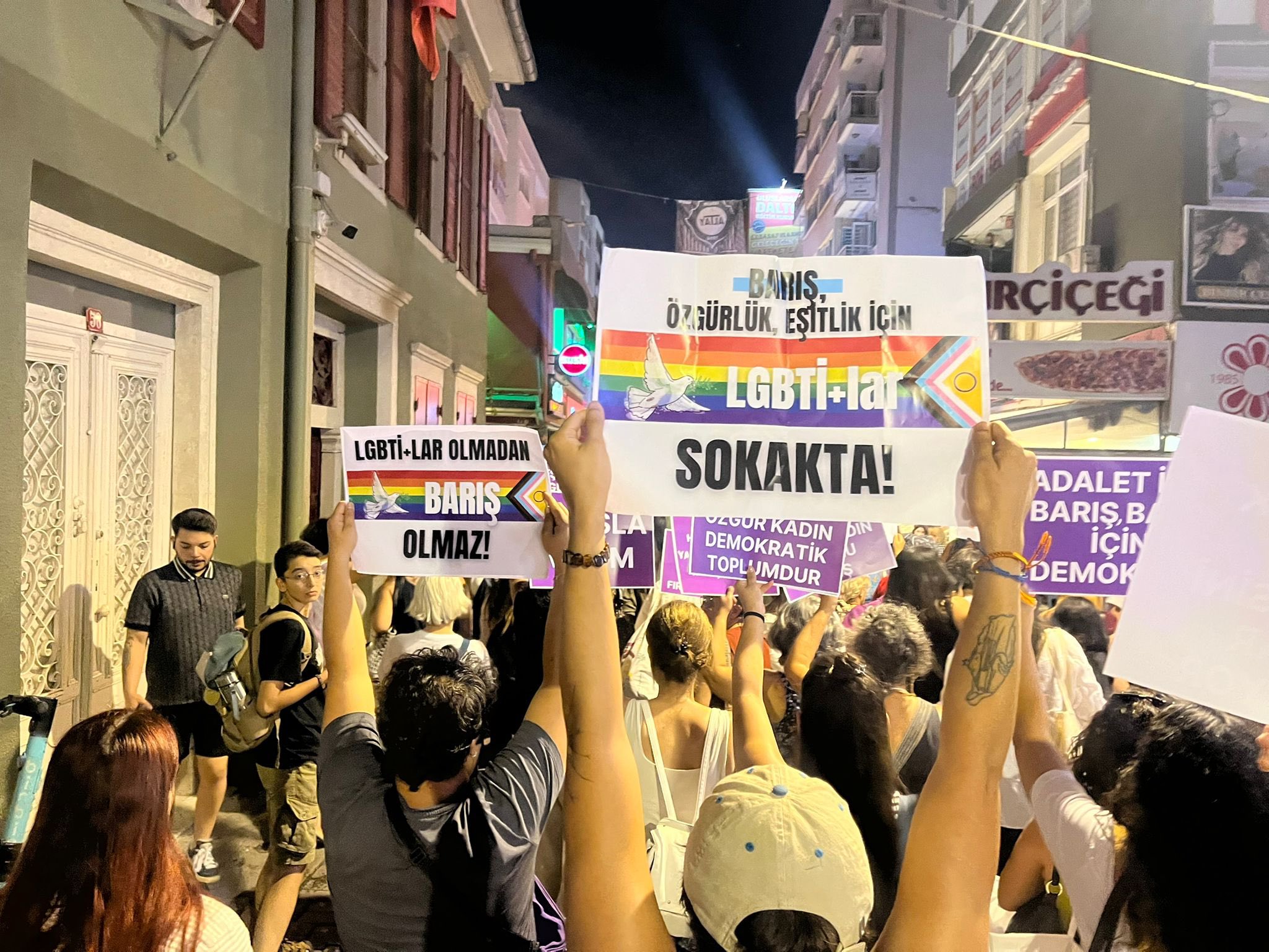 Kadınlar ve LGBTİ+’lar İzmir’de barış için yürüdü | Kaos GL - LGBTİ+ Haber Portalı Haber
