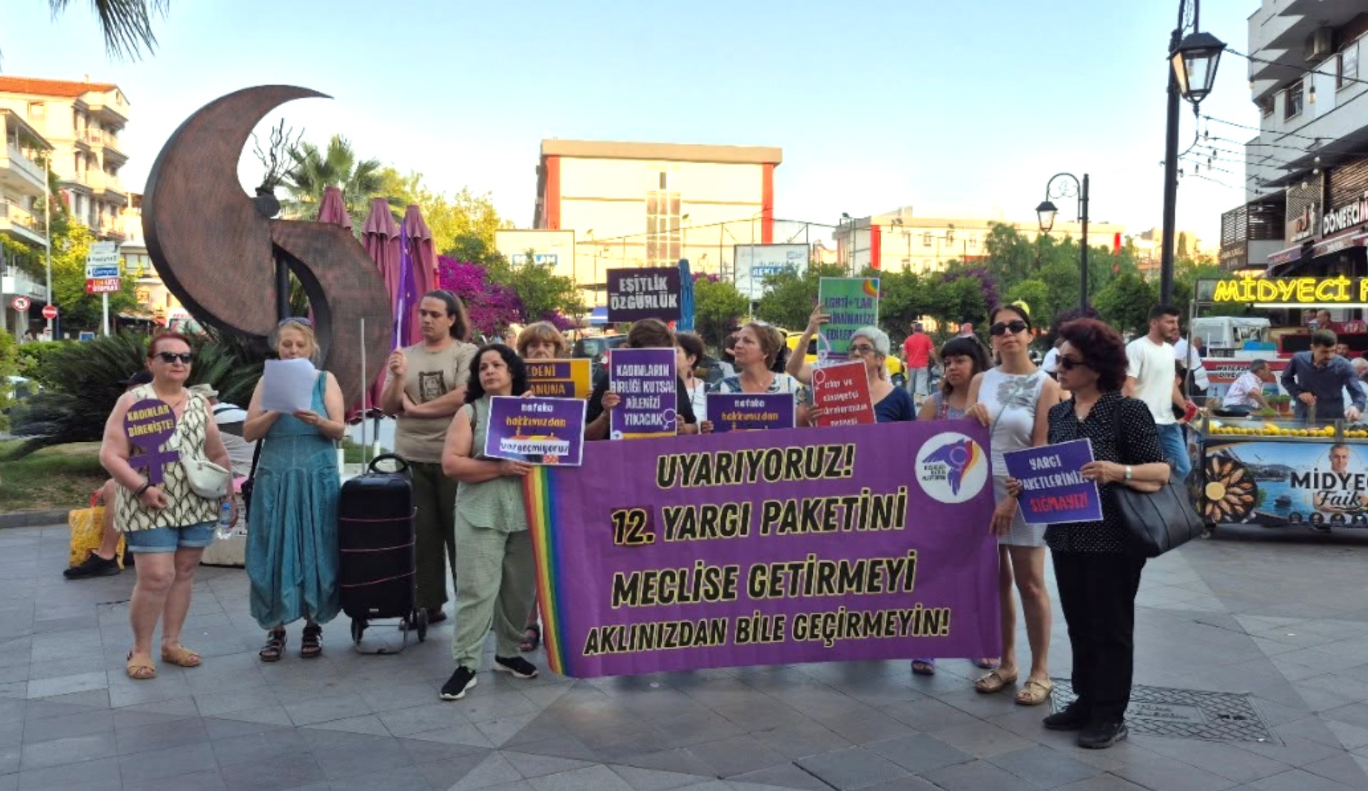 Kadınlar ve LGBTİ+’lar Kuşadası’ndan seslendi: “Yargı paketleriyle LGBTİ+ varoluşlarının suç haline getirilmesine geçit vermeyeceğiz” | Kaos GL - LGBTİ+ Haber Portalı