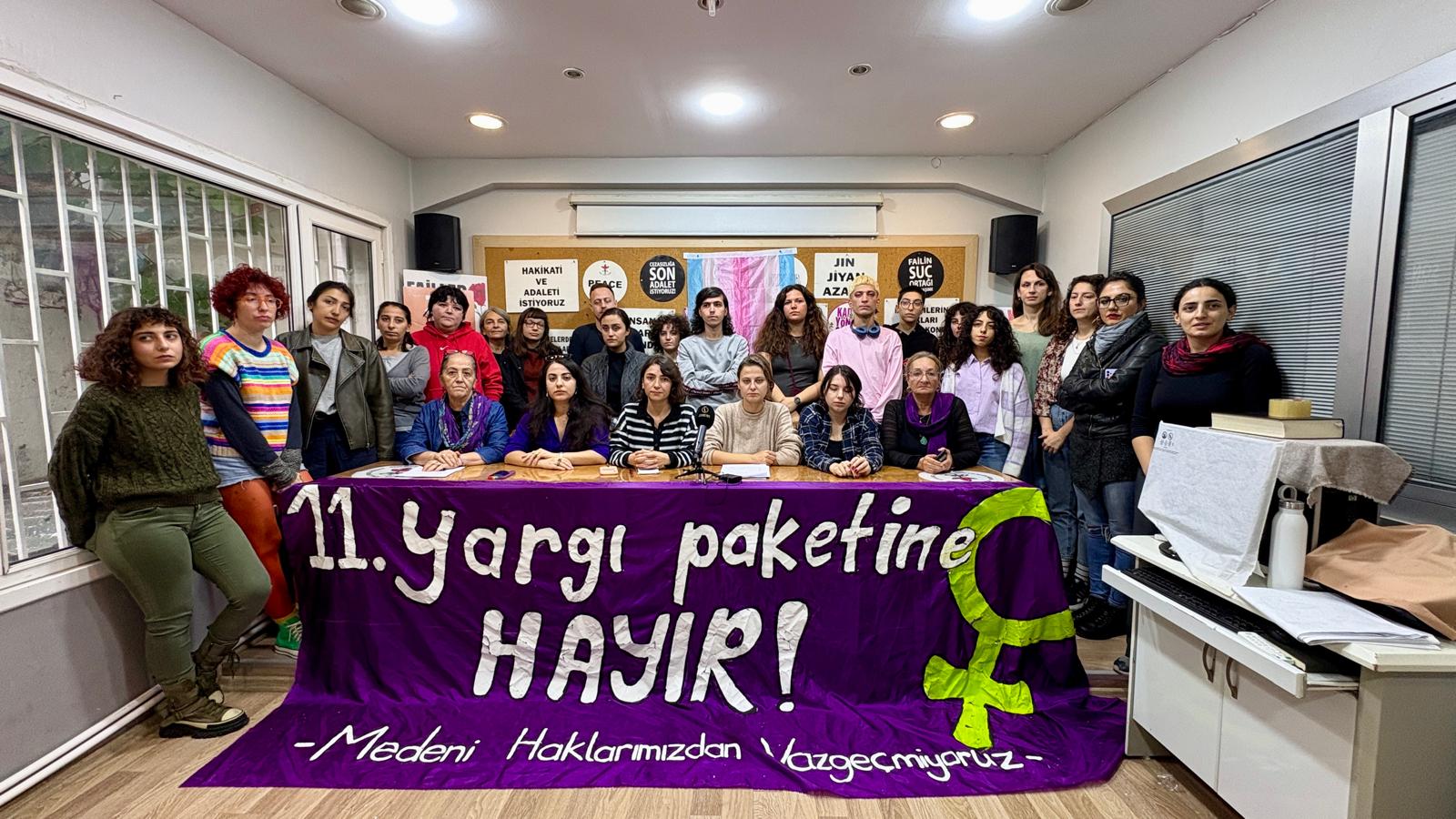 Kadınlar ve LGBTİ+’lardan çıplak arama tepkisi: "Cinsel şiddetin karşısında dayanışmaya devam edeceğiz!" Kaos GL - LGBTİ+ Haber Portalı