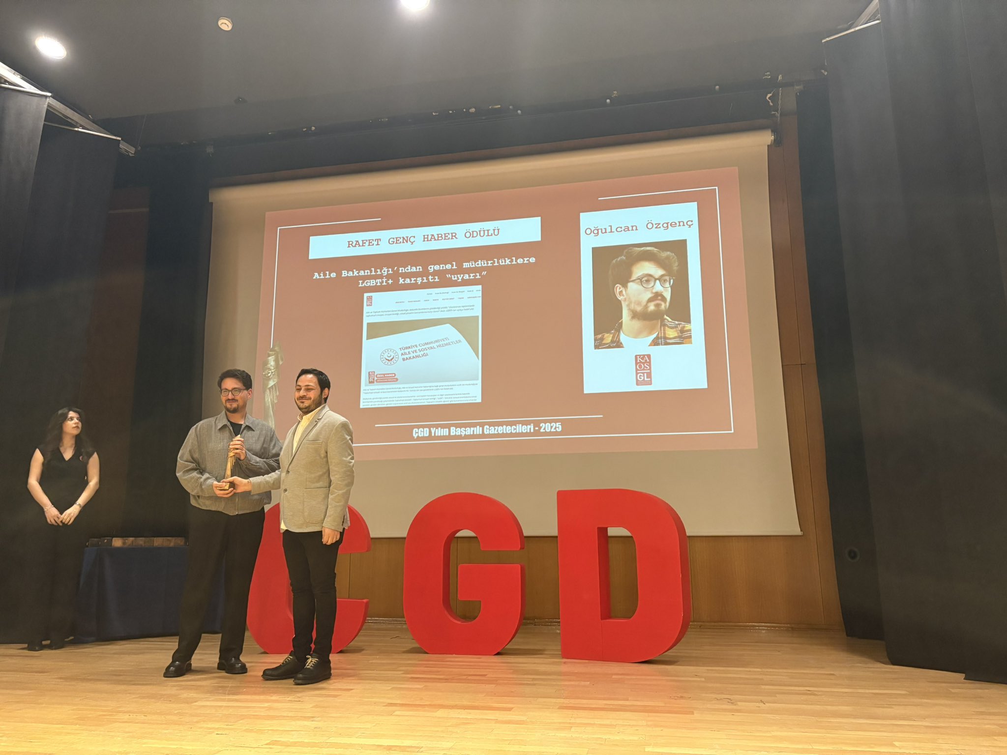 KaosGL.org editörü Oğulcan Özgenç, ÇGD Rafet Genç Haber Ödülü’nü aldı: “Hikayesi yarım kalan tüm LGBTİ+’lar için” | Kaos GL - LGBTİ+ Haber Portalı