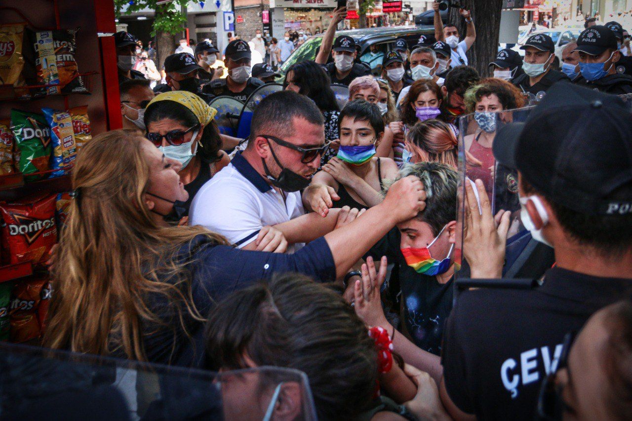 “Kimliğimi açıkça yaşadığım için temel haklarımın elimden alınmasını kabul etmiyorum” | Kaos GL - LGBTİ+ Haber Portalı Haber