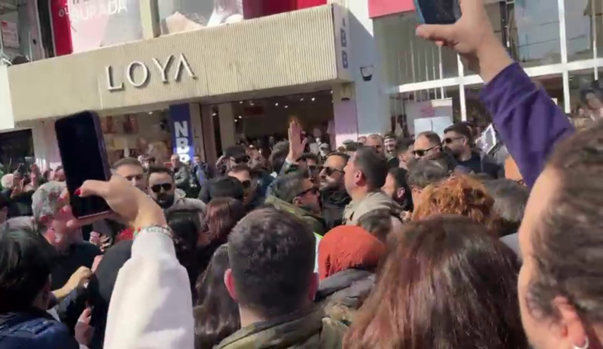 Kocaeli’de 8 Mart yürüyüşü: Gökkuşağı bayrağı açan LGBTİ+ aktivisti işkenceyle gözaltına alındı | Kaos GL - LGBTİ+ Haber Portalı