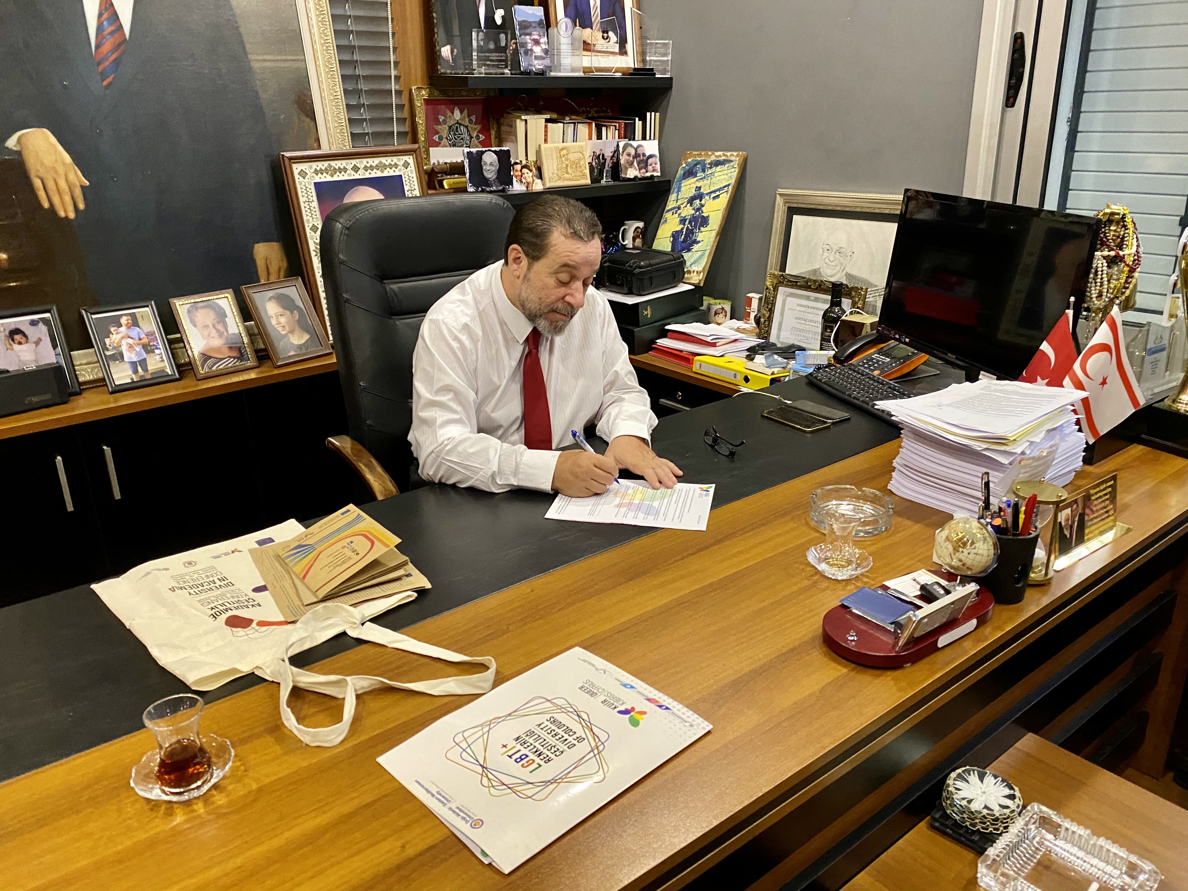 Kuir Kıbrıs’ın protokolünün ilk imzacısı Serdar Denktaş Kaos GL - LGBTİ+ Haber Portalı