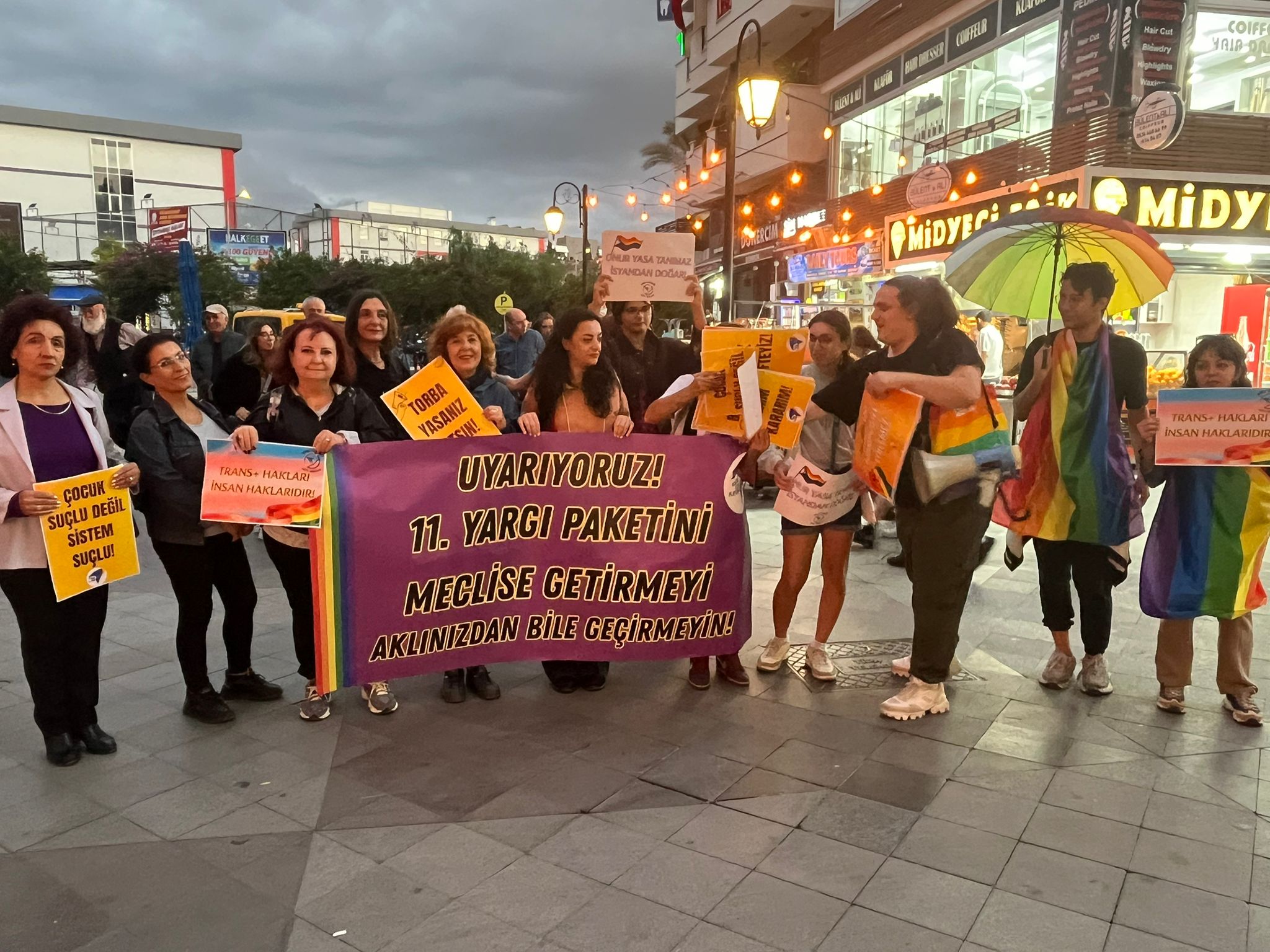 Kuşadası'nda kadınlar ve LGBTİ+'lar yargı paketine karşı buluştu: "Yaşamımıza, kimliğimize, bedenimize dokunma!" | Kaos GL - LGBTİ+ Haber Portalı