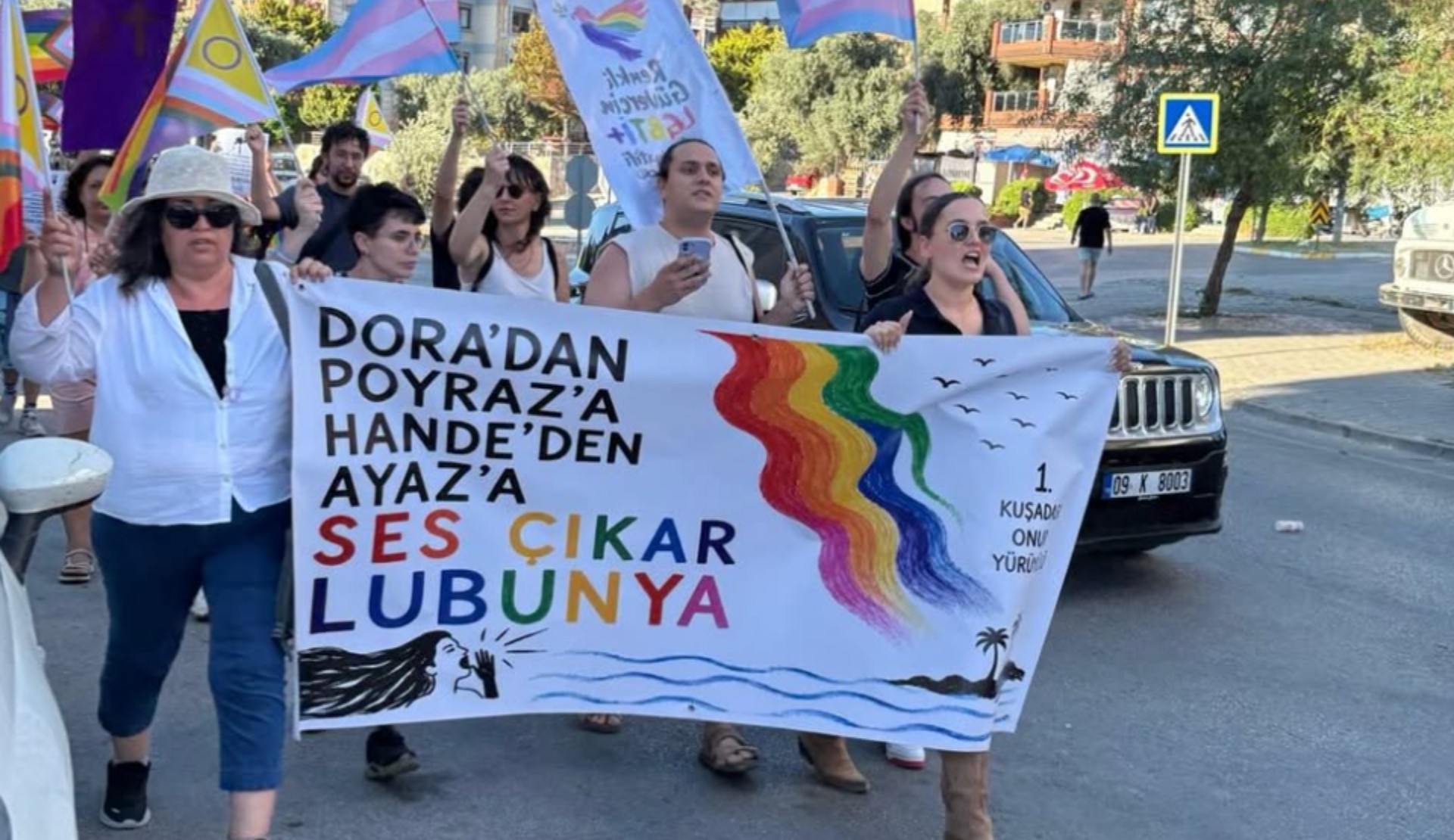 Kuşadası’nda LGBTİ+’lar, yasaklara rağmen 1. Onur Yürüyüşü’nde buluştu! | Kaos GL - LGBTİ+ Haber Portalı