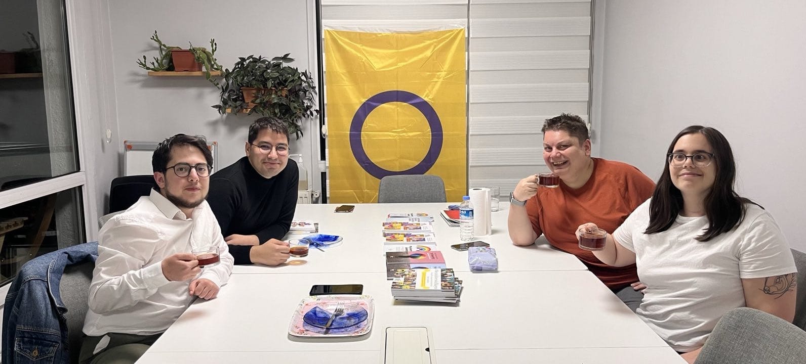 Lambdaİstanbul’dan İnter Dayanışma’ya çay ziyareti | Kaos GL - LGBTİ+ Haber Portalı Haber