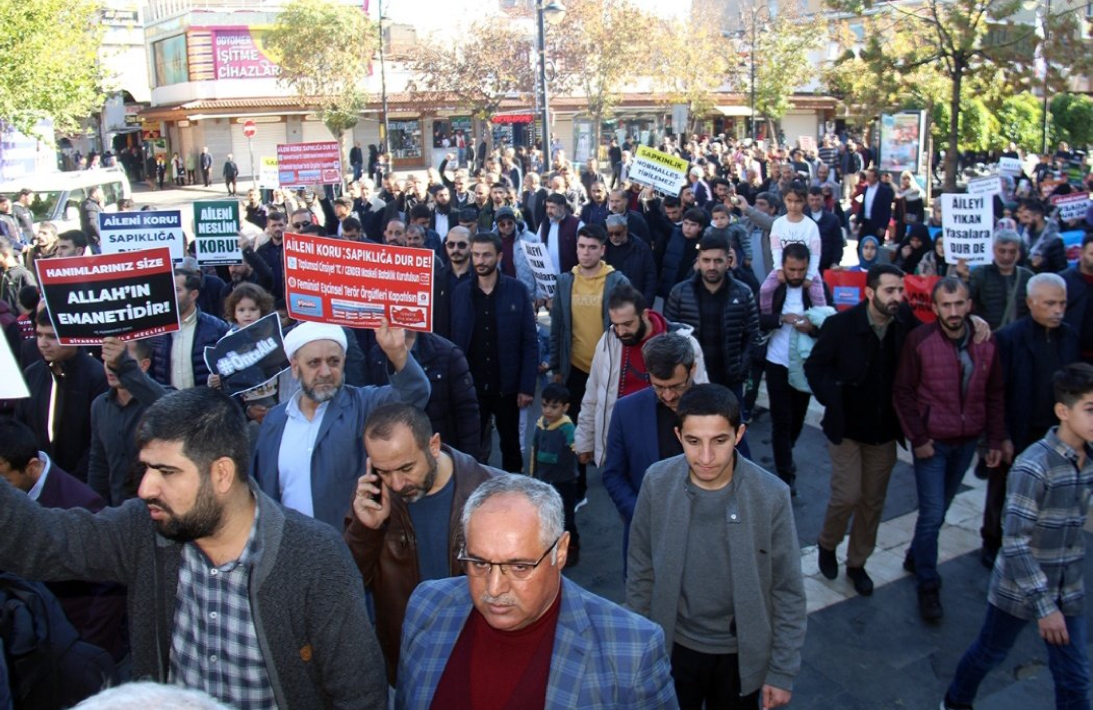 LGBTİ+ karşıtı nefret siyasetinde nöbetleşen şehirler | Kaos GL - LGBTİ+ Haber Portalı Haber