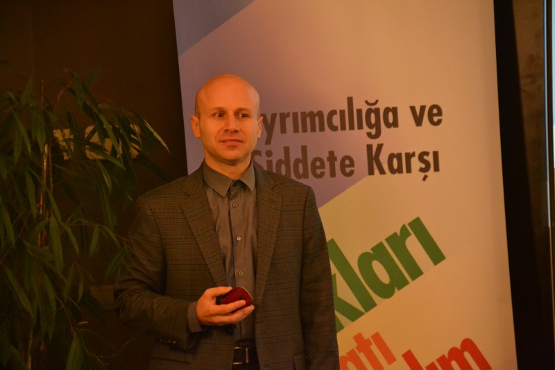 “LGBTİ+’lar yarın işten atılacakmış gibi çalışıyor” | Kaos GL - LGBTİ+ Haber Portalı Haber