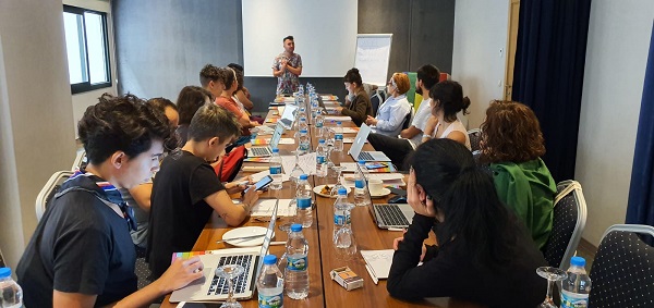 “LGBTİ+’ların tarihi hem kişisel hem de toplumsal olarak kırılgan bir tarih” | Kaos GL - LGBTİ+ Haber Portalı