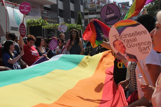    “LGBTİ+’ların üstüne çöken gölge” Duvar’da Kaos GL - LGBTİ+ Haber Portalı