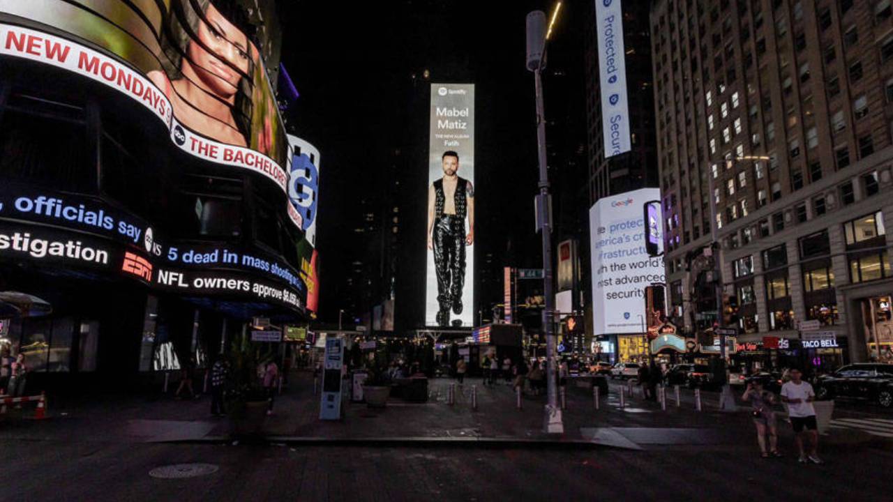 Mabel Matiz is in Times Square! Kaos GL - News Portal for LGBTI+