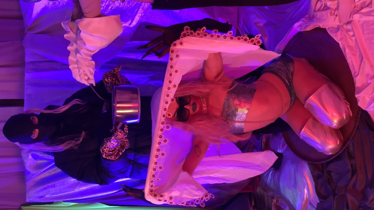 Madilik’e Jtamul Yanık Club Rework Kaos GL - LGBTİ+ Haber Portalı