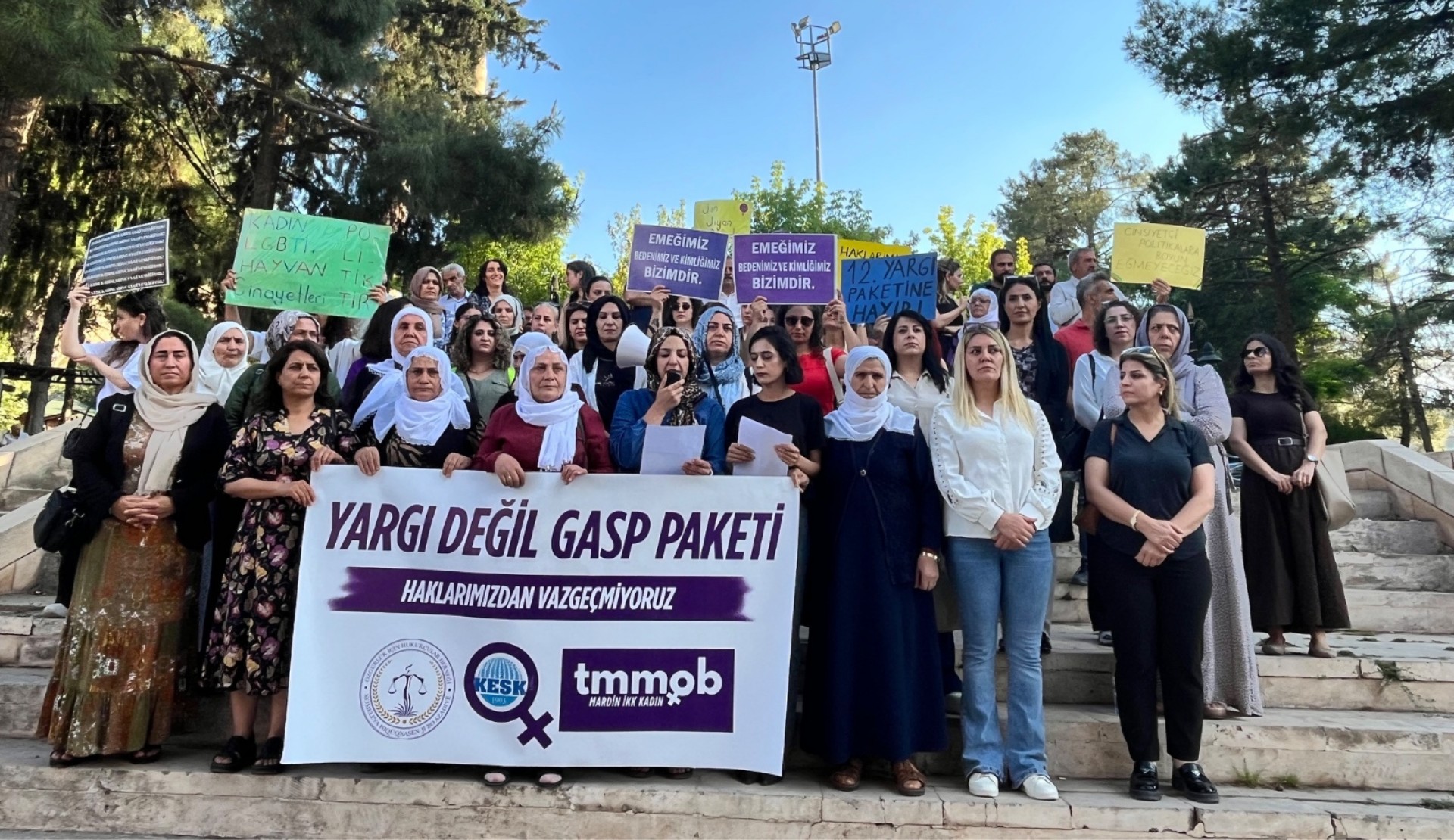 Mardin’de 12. Yargı Paketi’ne karşı açıklama: “LGBTİ+’ların eşit yurttaşlık hakkını hedef alan yasal düzenlemeleri kabul etmiyoruz” | Kaos GL - LGBTİ+ Haber Portalı