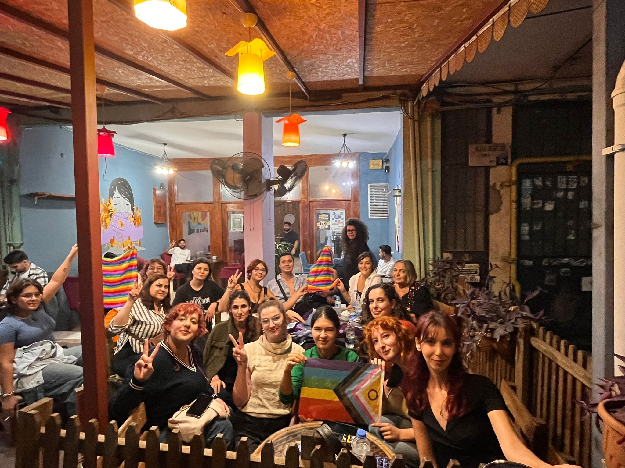 Mersin'de 11. Yargı Paketi eylemi: Polis, bir kişiyi gözaltına almaya çalıştı; LGBTİ+ bayrağına "suç unsuru" dedi Kaos GL - LGBTİ+ Haber Portalı