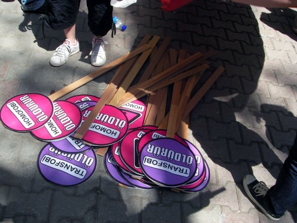 Muhafazakâr “köşe”ler, mahremiyetinize karışmıyoruz, eşitlik talebiyle toplumsallaşmayın diyor! Kaos GL - LGBTİ+ Haber Portalı