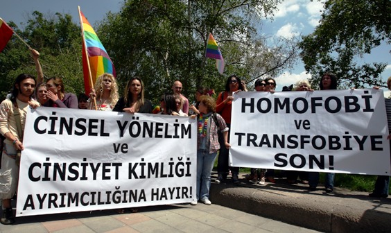 Muhafazakâr “köşe”ler “mevzu”nun hak hukuk hürriyet meselesi olduğunu görmezden geliyor!    | Kaos GL - LGBTİ+ Haber Portalı