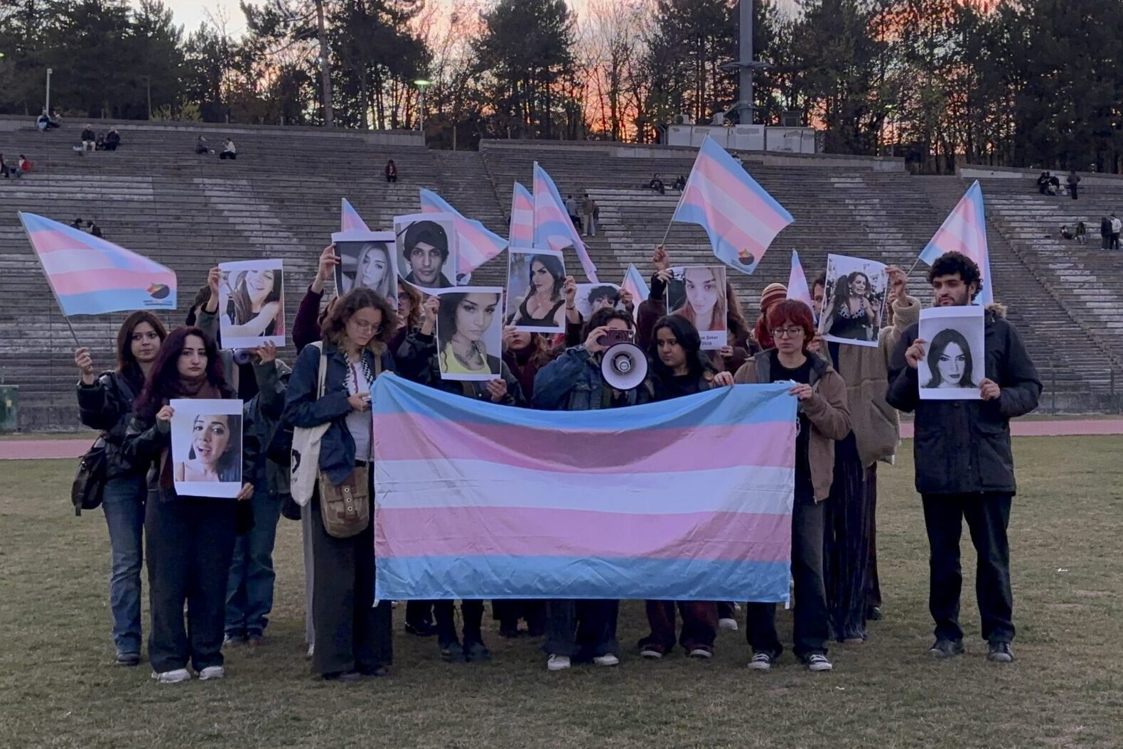 ODTÜ’de nefret suçu mağduru translar anıldı: "Onurlu bir yaşam için mücadelemizi kararlılıkla sürdüreceğiz" | Kaos GL - LGBTİ+ Haber Portalı