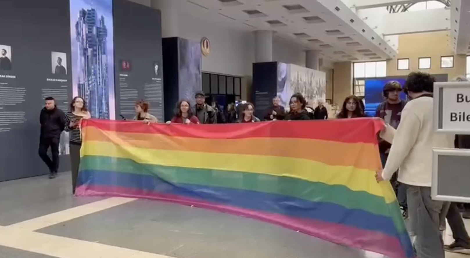 ODTÜ’de öğrenciler sansüre karşı bir arada: “Susma haykır, lubunyalar vardır!” Kaos GL - LGBTİ+ Haber Portalı