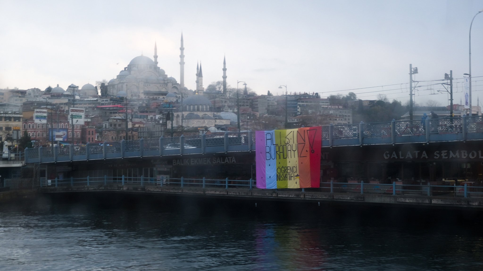Öğrenci İnisiyatifi, Galata Köprüsü’ne gökkuşağı bayrağı astı | Kaos GL - LGBTİ+ Haber Portalı Haber