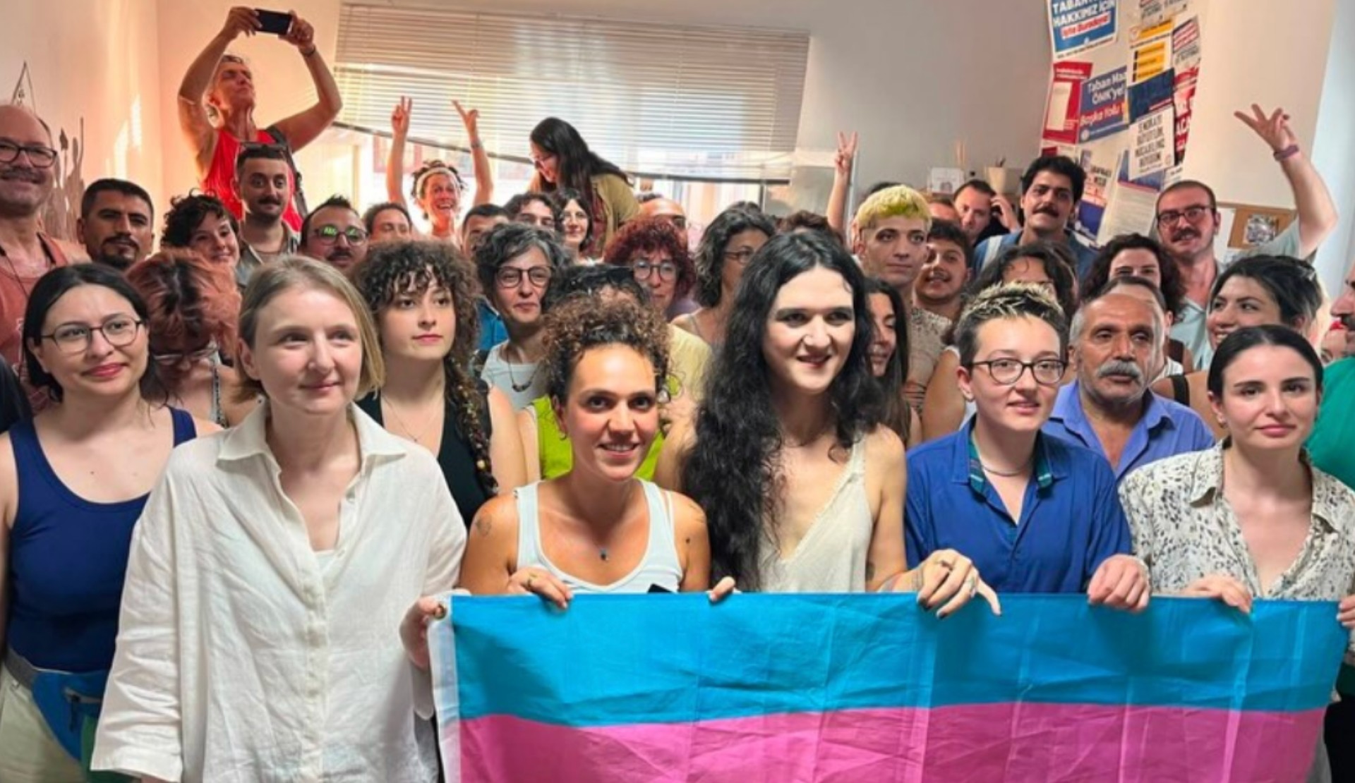 Öğretmen Sendikası’ndan trans öğretmen Zoe Lila için basın açıklaması: “Trans kadınların çalışma hakkı engellenemez!” | Kaos GL - LGBTİ+ Haber Portalı