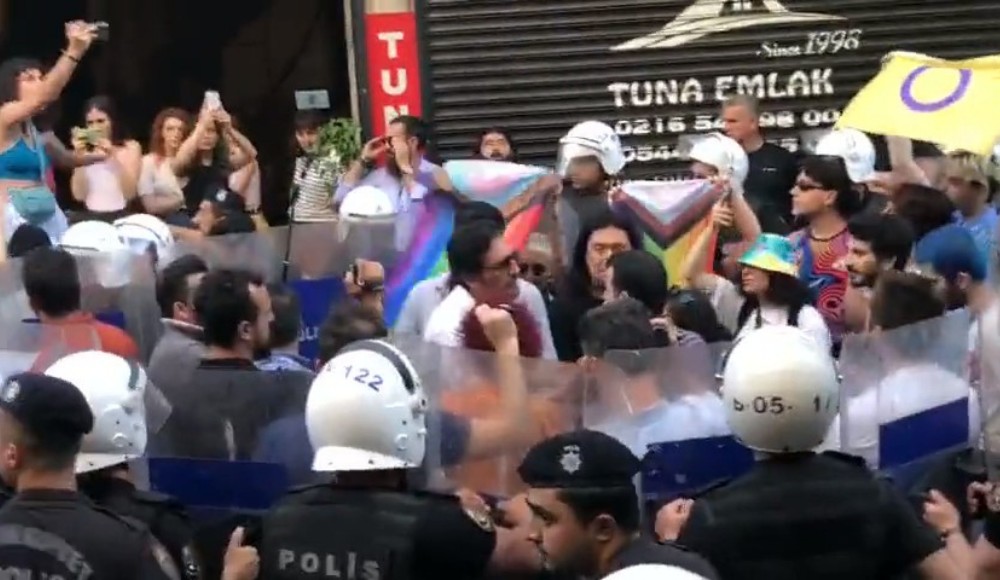 Onur Ayı’nın gelişi sebebiyle Kadıköy’de bir araya gelen LGBTİ+’lar gözaltına alındı Kaos GL - LGBTİ+ Haber Portalı