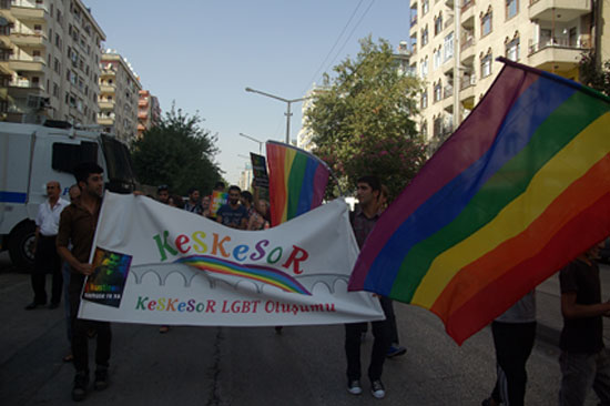 “Orduların birbirlerine yönelttiği silahlarla LGBTİ+’lara yönelen silahlar arasında bir ayrım yok” | Kaos GL - LGBTİ+ Haber Portalı Haber