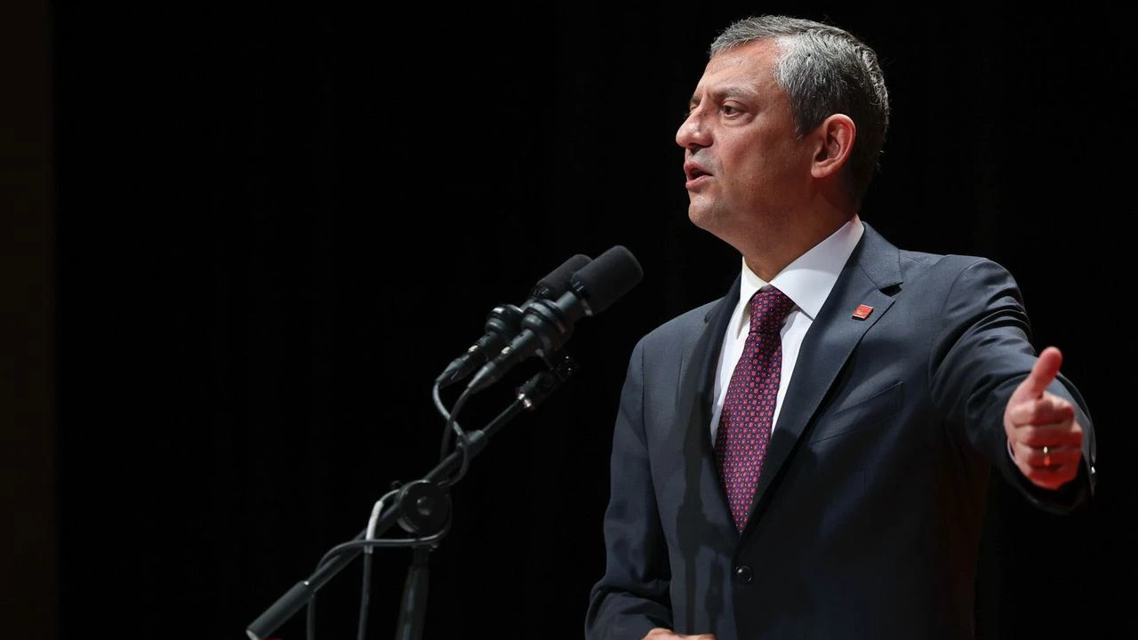 Özgür Özel’den LGBTİ+ karşıtı yargı paketine tepki: Sen neye hapis cezası getiriyorsun? | Kaos GL - LGBTİ+ Haber Portalı Haber