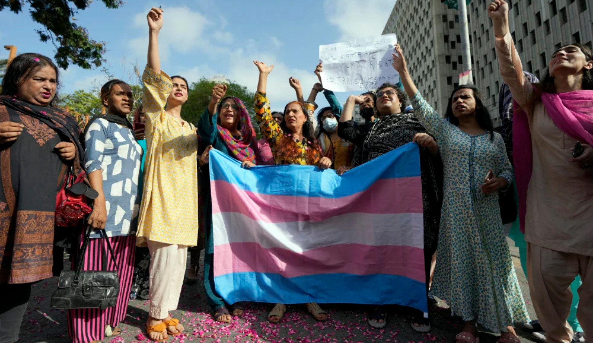 Pakistan’da translara yönelik şiddet artıyor: “Üç kurşundan kıl payı kurtuldu” Kaos GL - LGBTİ+ Haber Portalı