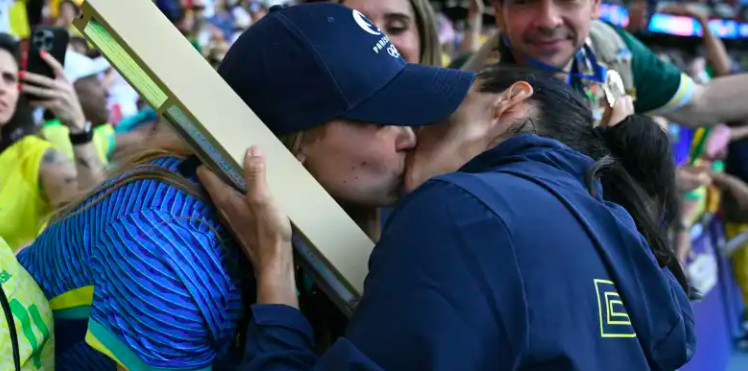 Paris Olimpiyatları’nda gümüş madalya kazanan futbolcu Marta Silva, takım arkadaşı Carrie Lawrence ile nişanlandığını duyurdu | Kaos GL - LGBTİ+ Haber Portalı Haber