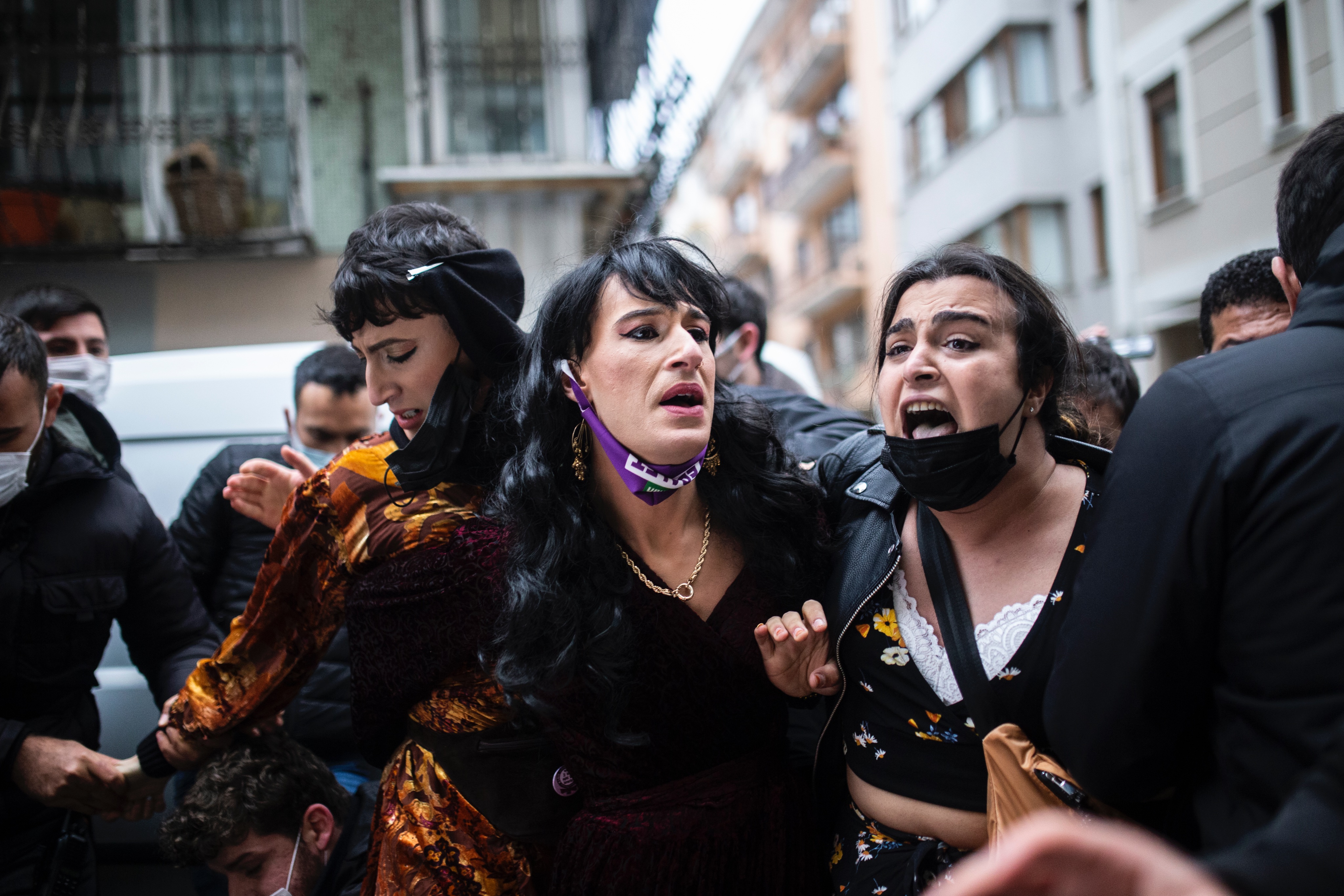 HDK LGBTI+ activists Yıldız and Güneş sentenced to house arrest for one month! Kaos GL - News Portal for LGBTI+