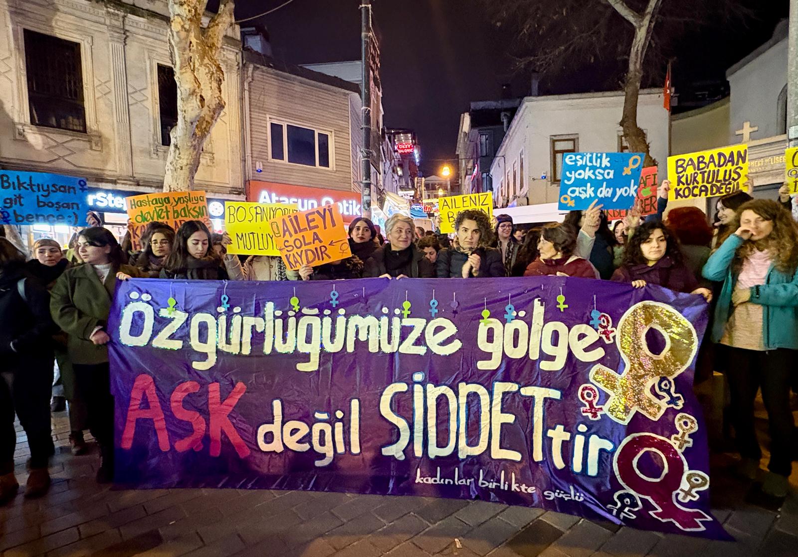 Police detained feminists for “LGBTI+ slogan” at Valentine's Day protest Kaos GL - News Portal for LGBTI+