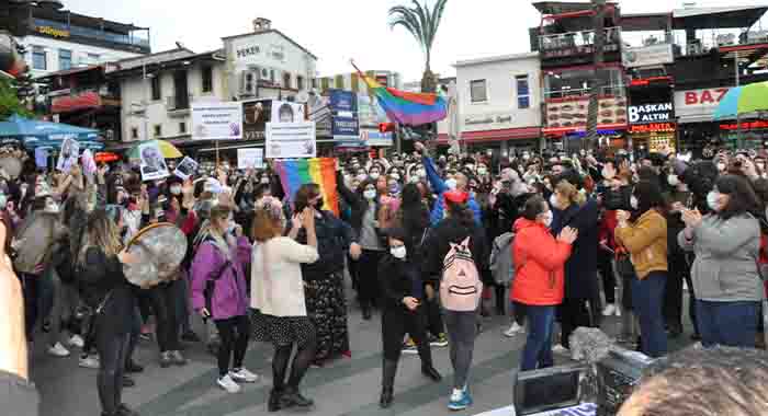 Police tried to block the rainbow flag during the İstanbul Convention protest in Antalya Kaos GL - News Portal for LGBTI+