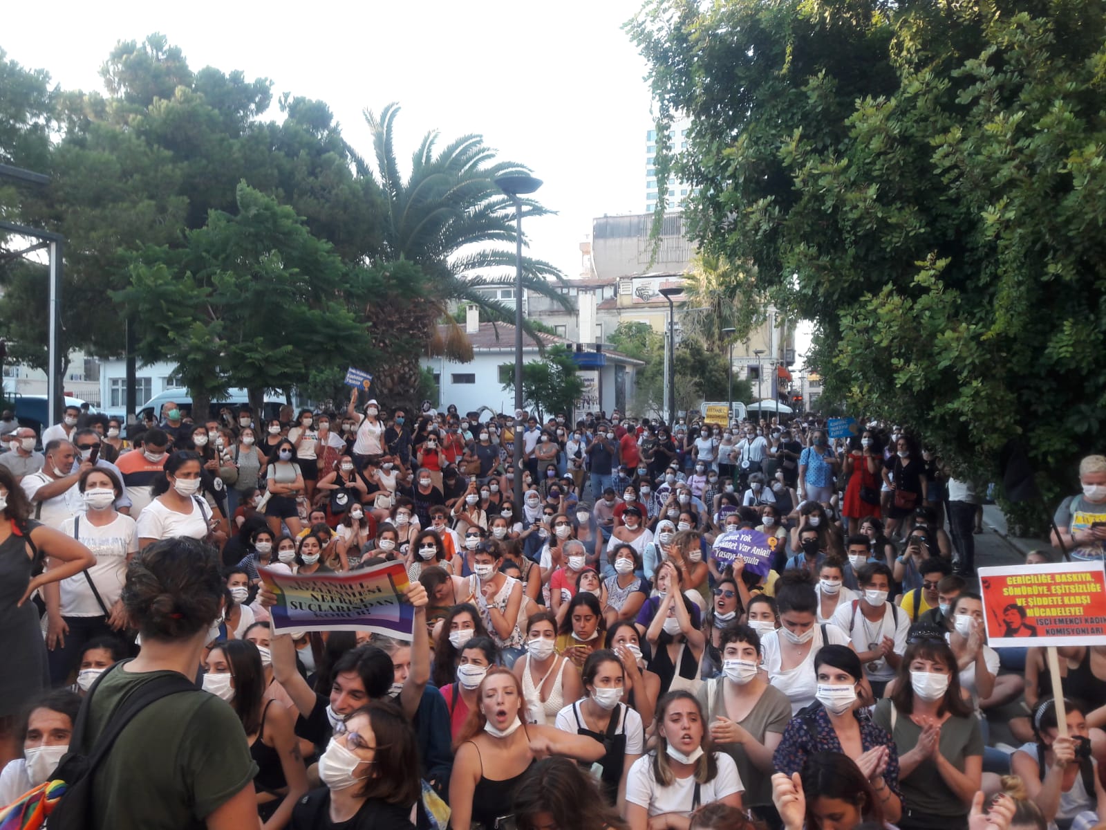 “Polis aracına götürülürken anneme, bana, cinsel yönelimime küfür ettiler” | Kaos GL - LGBTİ+ Haber Portalı Haber