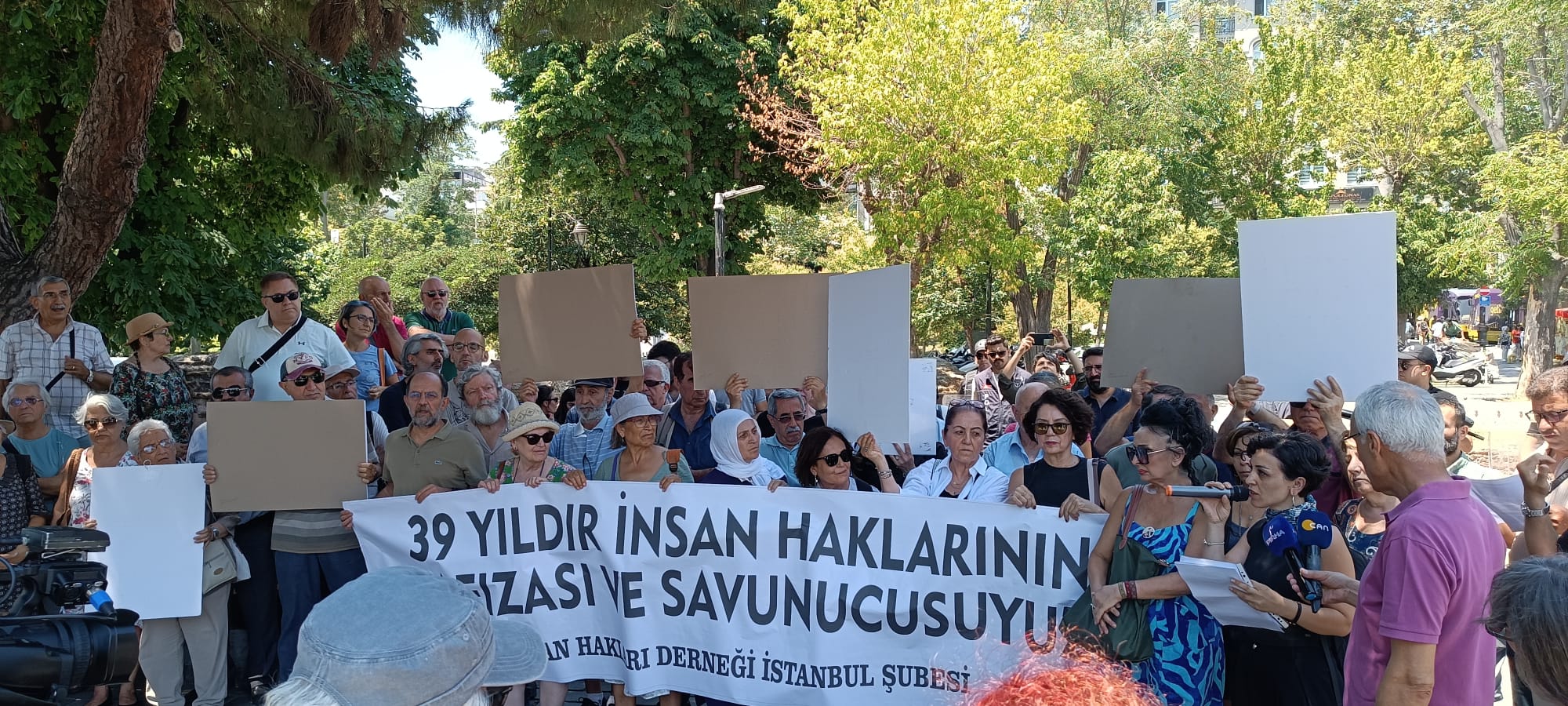 Polis İHD’nin “Homofobi ve transfobinin karşısındayız” dövizini engelledi, İHD’liler tüm dövizleri ters çevirdi | Kaos GL - LGBTİ+ Haber Portalı Haber