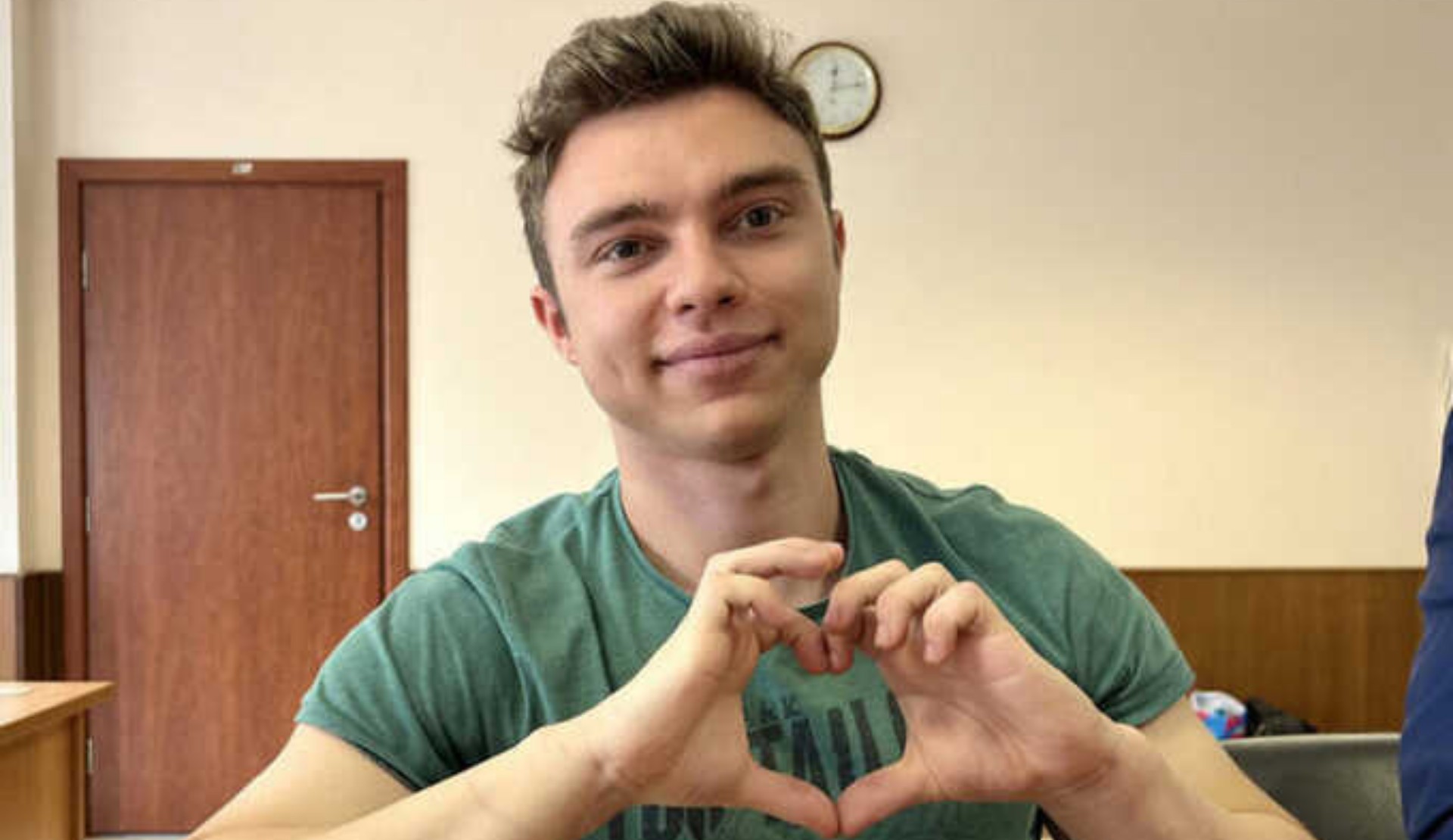 Rusyalı siyasetçiye “aşırılık yanlısı sembol sergilediği" gerekçesiyle 10 gün hapis cezası! | Kaos GL - LGBTİ+ Haber Portalı