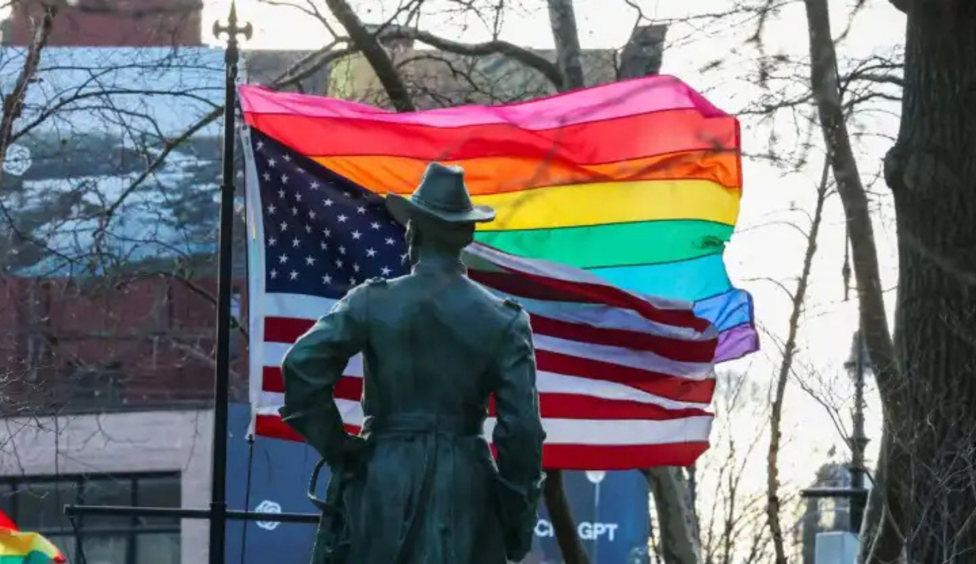 Stonewall'da gökkuşağı bayrağı yeniden göndere çekildi | Kaos GL - LGBTİ+ Haber Portalı