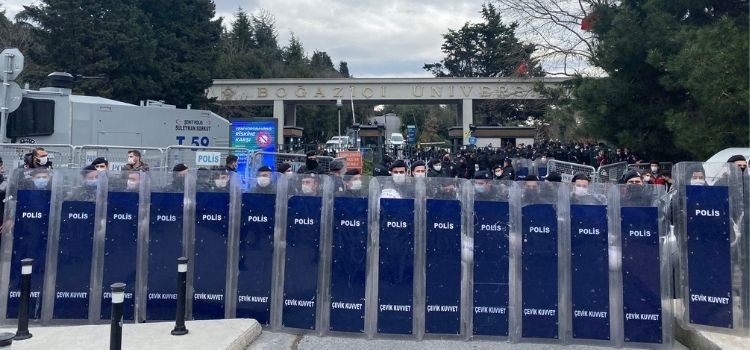 Teyit: 1 Şubat Boğaziçi protestolarının sebebinin LGBTİ+ kulübünün kapatılması olduğu iddiası yanlış | Kaos GL - LGBTİ+ Haber Portalı Haber