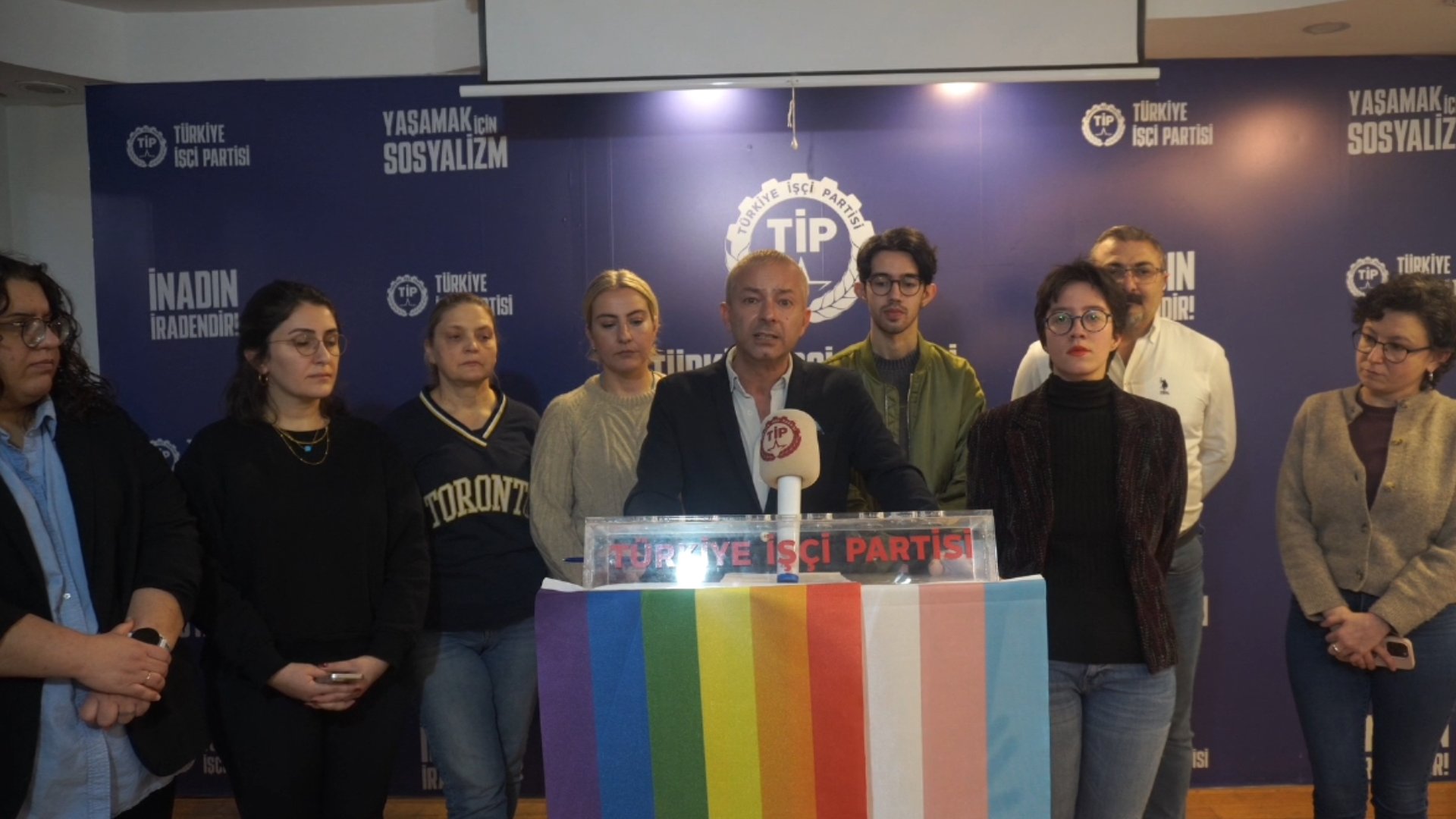 TİP’ten üç şehirde eş zamanlı açıklama: “Varoluşu suç haline getirmeye çalışan bir iktidar, sonuçlarından da sorumludur” Kaos GL - LGBTİ+ Haber Portalı