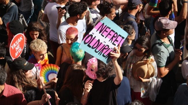 Trans Onur Haftası Komitesi: “Aileyi dayatan politikalar, her yönden hayatımıza savaş açmış durumda” | Kaos GL - LGBTİ+ Haber Portalı Haber