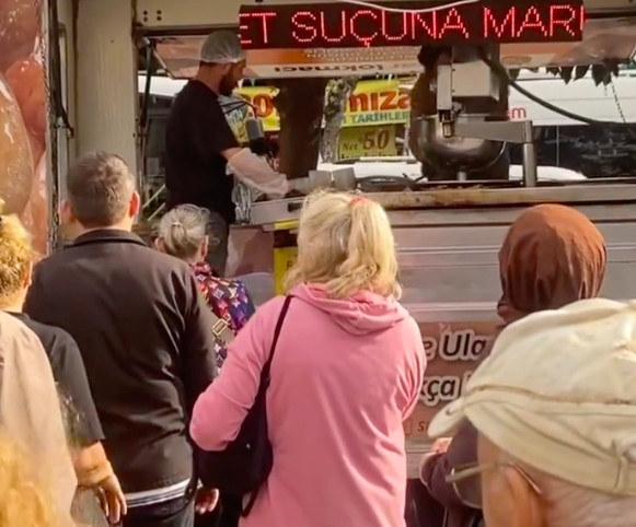 Trans Pride, nefret suçu mağduru translar için lokma dağıttı | Kaos GL - LGBTİ+ Haber Portalı Haber