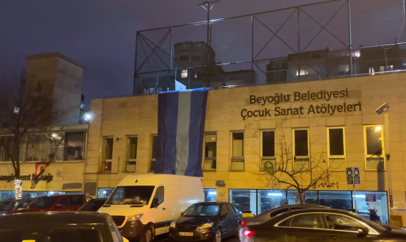 Trans Pride, Poyraz için Cihangir’de trans erkek bayrağı dalgalandırdı: "Unutturmayacağız!" | Kaos GL - LGBTİ+ Haber Portalı