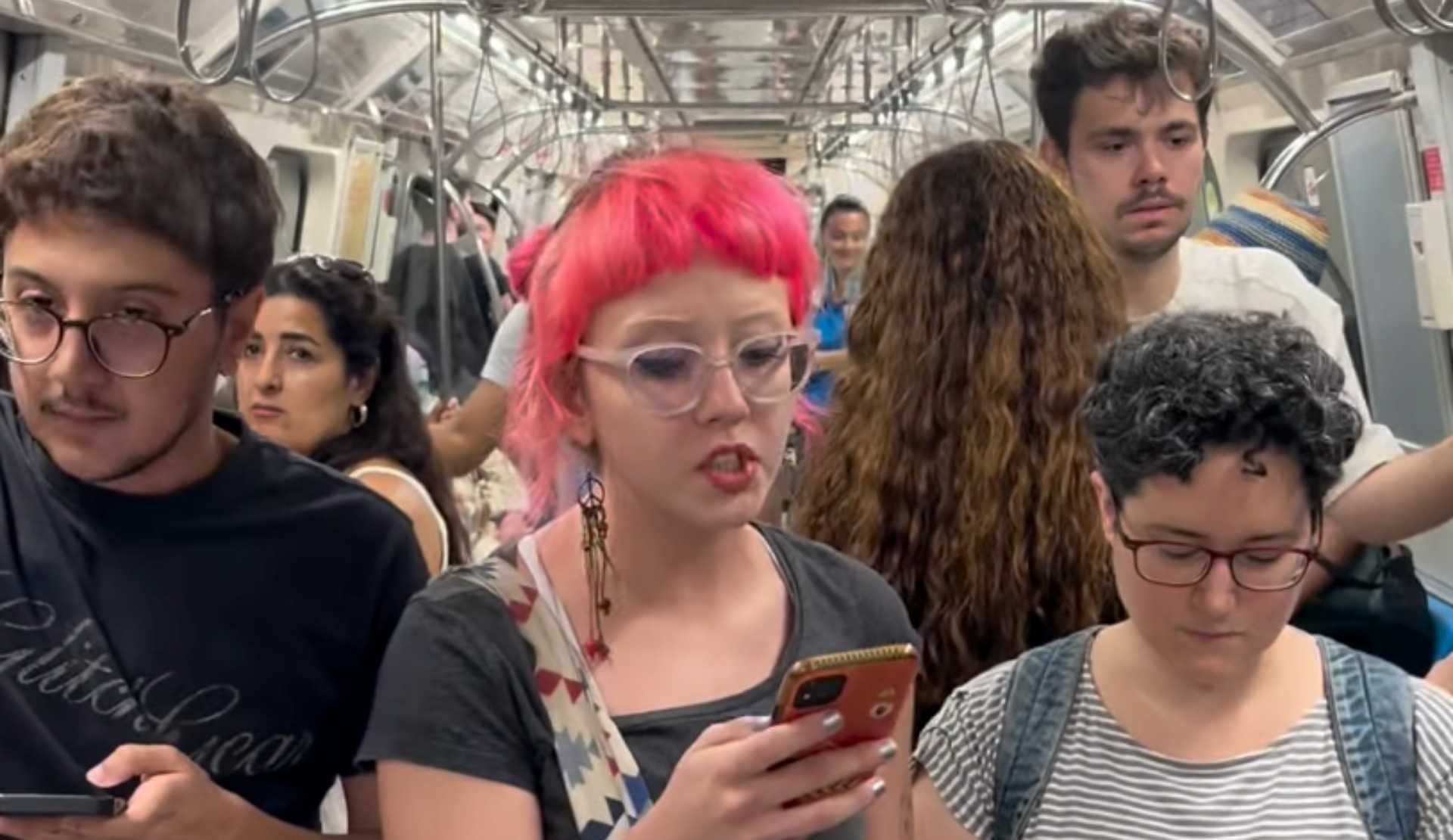 Trans Pride, trans öğretmen Zoe Lila için İstanbul metrosundan seslendi: “Zoe’yi tekrar sınıflarda görmek istiyoruz” Kaos GL - LGBTİ+ Haber Portalı