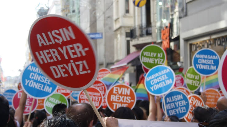 Transfobik saldırı polis tutanağında: “Kadın görünümlü erkek şahıs!” | Kaos GL - LGBTİ+ Haber Portalı Haber